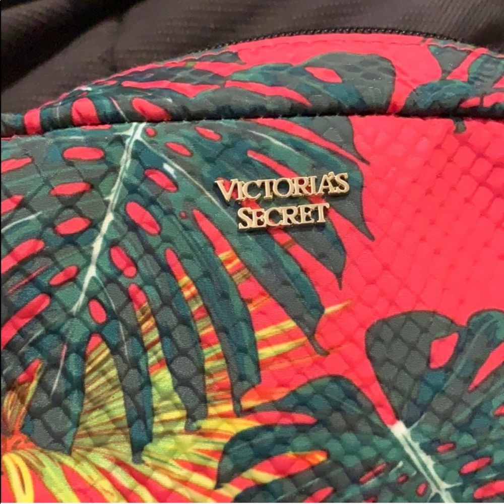 Victoria’s Secret tropical makeup bag 😍🌴